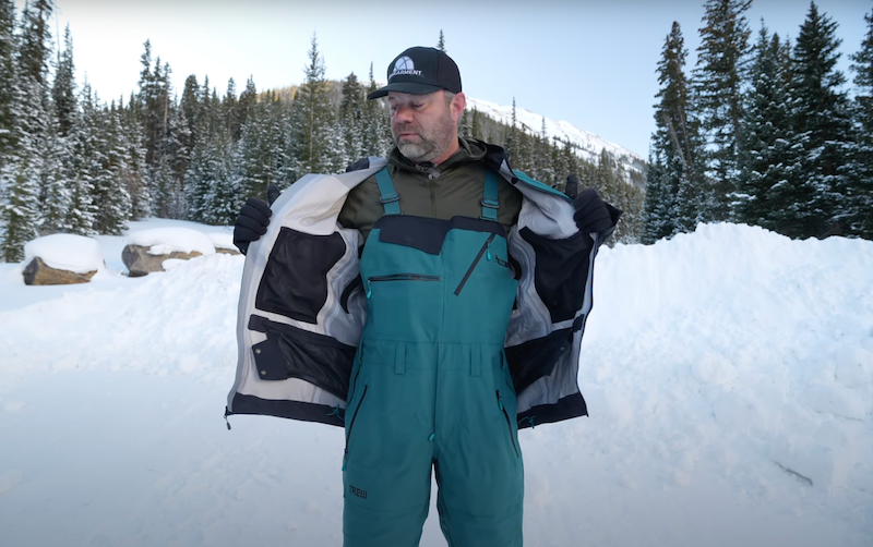 Mettre PRIMO à l'épreuve : Engearment.com examine le TREWth Bib + Cosmic Jacket